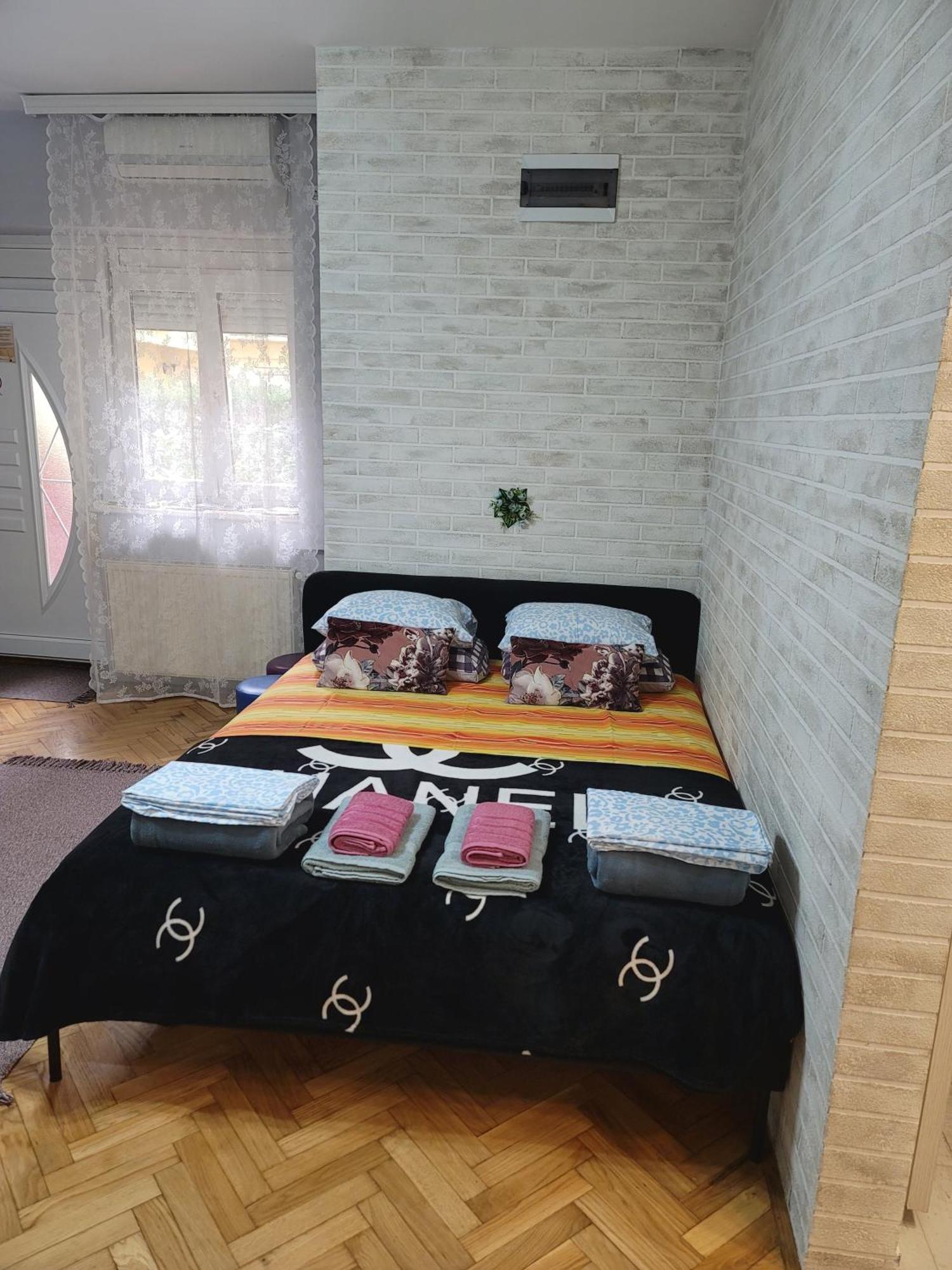 Apartman "Garden" With Underground Parking Нови-Сад Экстерьер фото